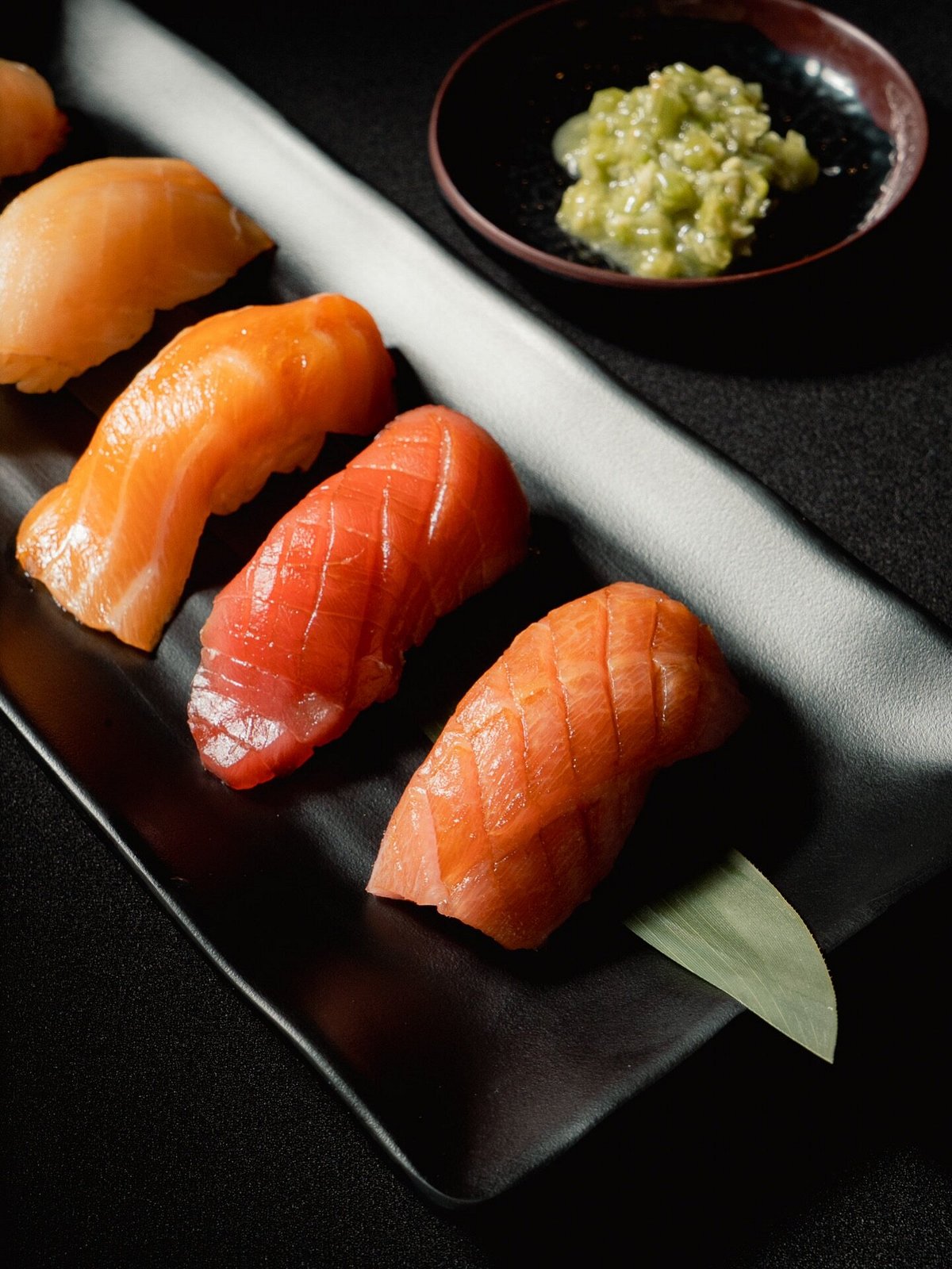 Nigiri de salmón surtido en plato negro