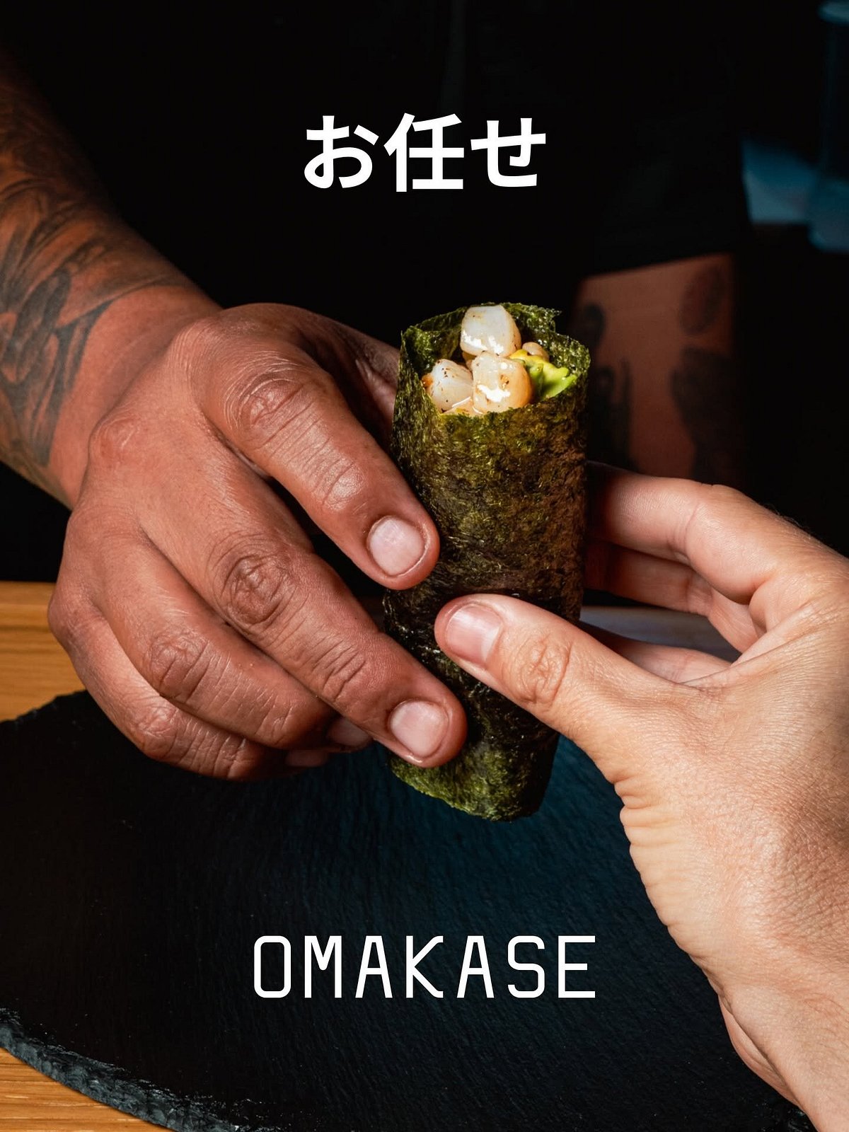 Manos sosteniendo handroll con texto Omakase