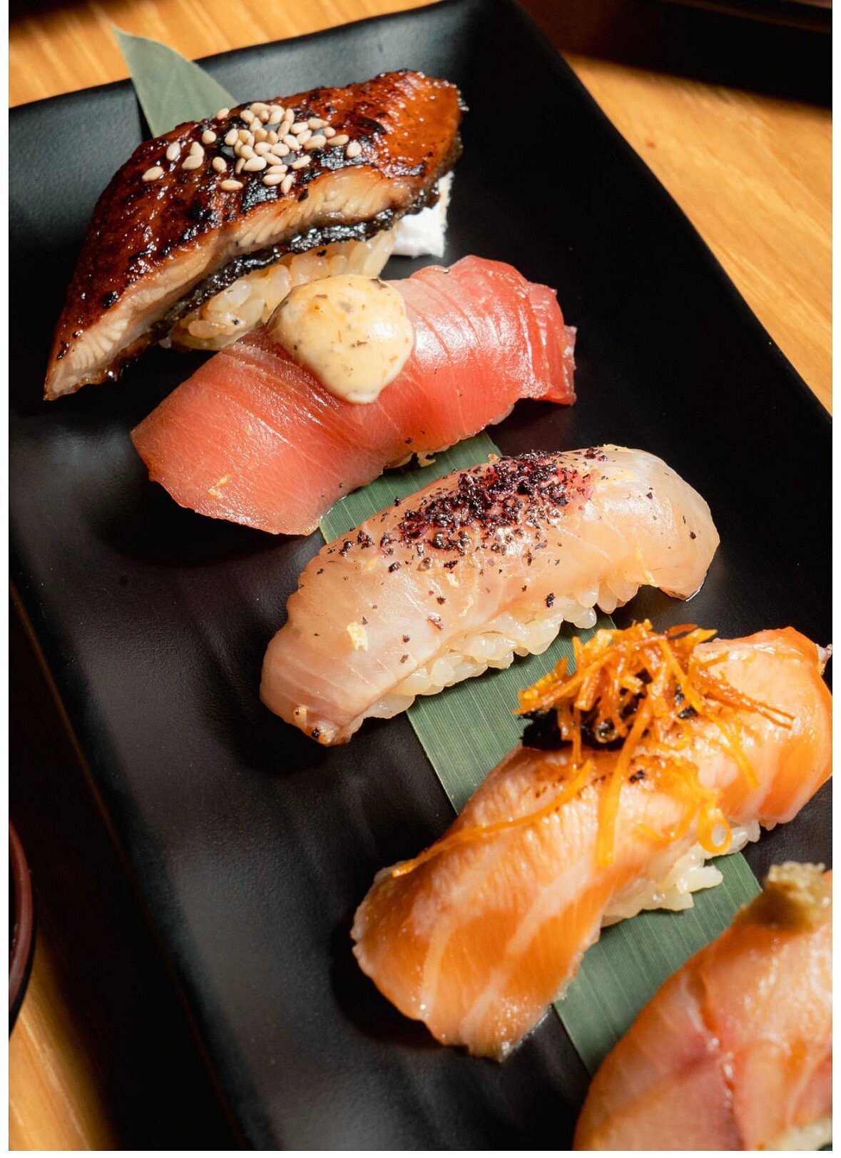 Nigiri surtido en plato negro